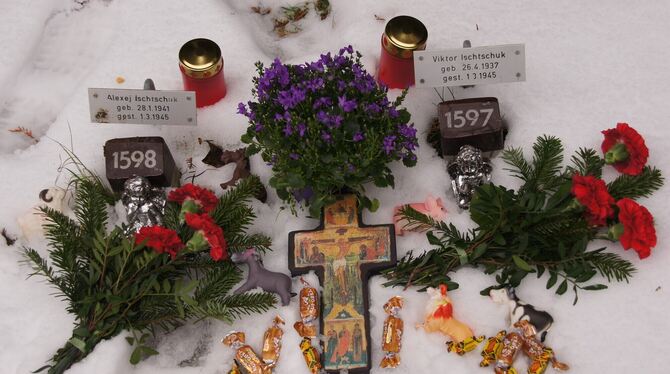 Blumen, Spielzeug und Süßigkeiten für zwei tote Kinder: Natalia Ischtschuk hat Geschenke für ihre im Zweiten Weltkrieg getöteten