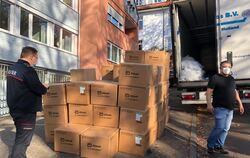 Vor Lisa Federles Haus werden 120 000 Schnelltests abgeladen und gleich weiterverteilt.  FOTO: PRIVAT