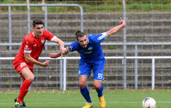 Mijo Tunjic (rechts) befindet sich mit den Stuttgarter Kickers in den Startlöchern. Dagegen dürfen Arbnor Nuraj (links) und der
