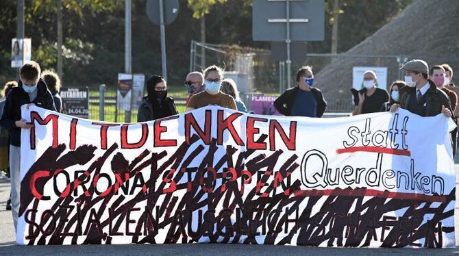 »Querdenken«-Gegendemonstrierende in Karlsruhe