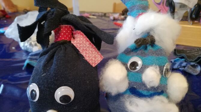 Alte Socken, die eigentlich im Müll gelandet wären, werden im Hauff-Kindergarten zu netten Socken-monstern. FOTO: KLIMASCHUTZA Alte Socken, die eigentlich im Müll gelandet wären, werden im Hauff-Kindergarten zu netten Socken-monstern. FOTO: KLIMASCHUTZA