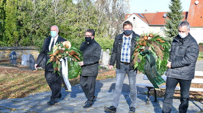 Ortsvorsteher Wolfgang Eißler, OB Michael Bulander, Michael Weiß und Jochen Rein auf dem Öschinger Friedhof. FOTO: MEYER