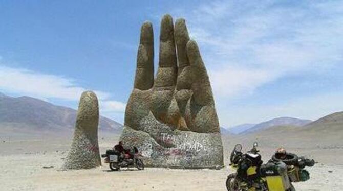 Die Hand in der Wüste: Der chilenische Künstler Mario Covarrubias hat sich damit in der Atacama-Wüste verewigt. FOTO: PR