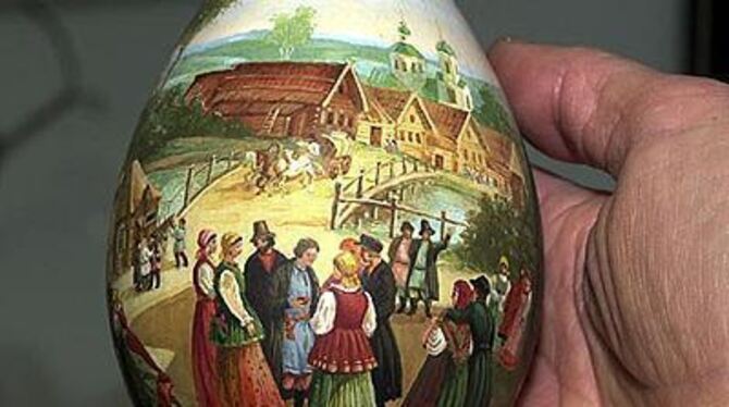 Eine bäuerliche Szene auf einem russischen Osterei, in Öl gemalt von Maria Alexandrowna Martschenko (Archivbild)