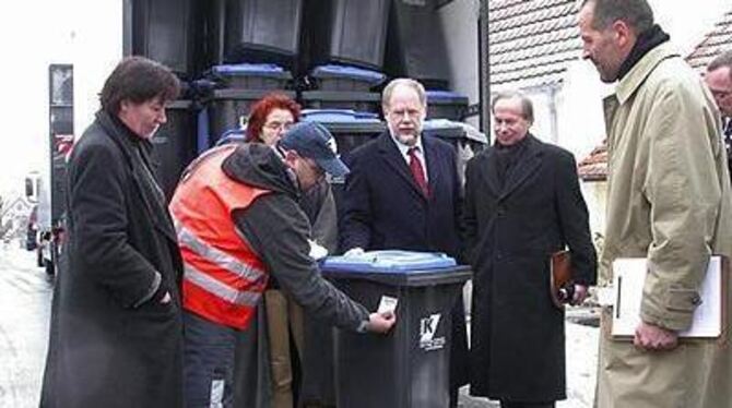 Auslieferung der Papiertonnen in Grafenberg mit Bürgermeister Holger Dembek, Friedrich Melchinger und Thomas Leichtle. GEA-FOTO: