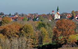 Von Streuobstwiesen und Feldern umgeben: Idylle in Immenhausen.  FOTOS: NIETHAMMER