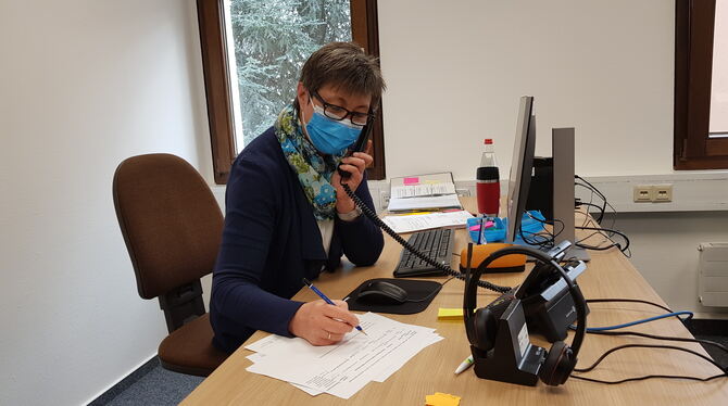 Den ganzen Tag am Telefon: Ermittlerin Meta Ehni bei der Arbeit. FOTOS: KÜSTER