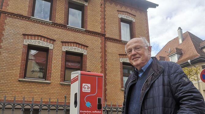 Hermann Lauffer vor seinem Haus in der Bismarckstraße: Seit wenigen Tagen steht dort eine Stromtankstelle. Er hätte bei der Stan