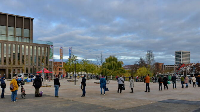 Schlange vor dem GEA-Mobil: Der Kalender des Lions Club Reutlingen ist begehrt.   FOTO: NIETHAMMER