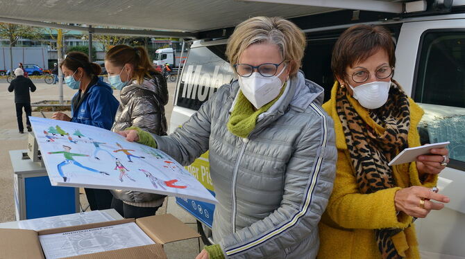 Perfekt organisiert: die Helfer des Lions Club und des GEA.  FOTO: NIETHAMMER