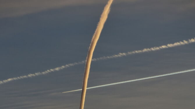 Flugzeug über der Alb zieht eine Rauchfahne hinter sich her.  FOTO: MEYER