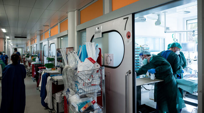 Ärzte im Corona-Einsatz auf der Intensivstation des Universitätsklinikums Essen.  FOTO: STRAUCH/DPA