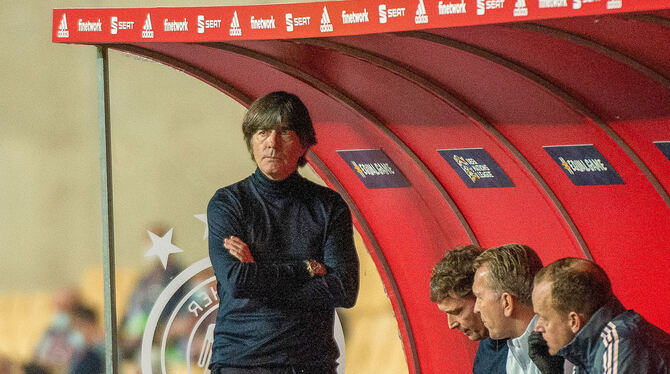 Er ahnt voraus, was in Sevilla auf ihn zukommt: Bundestrainer Joachim Löw muss tatenlos zusehen, wie seine Formation von der hoc