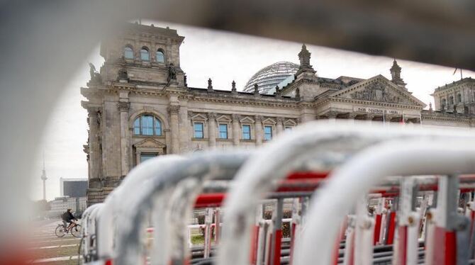 Absperrgitter vor Reichstagsgebäude