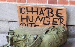 Rucksack und Schild mit Aufschrift «Ich habe Hunger»