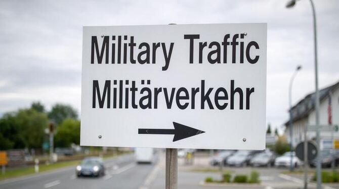 »Military Traffic - Militärverkehr« steht auf einem Schild
