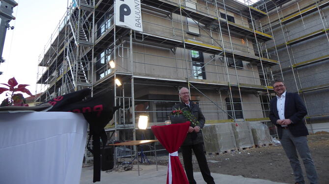 Benevit-Geschäftsführer Kaspar Pfister (links) und Mössingens OB Michael Bulander freuen sich beim Richtfest über die Fortschri