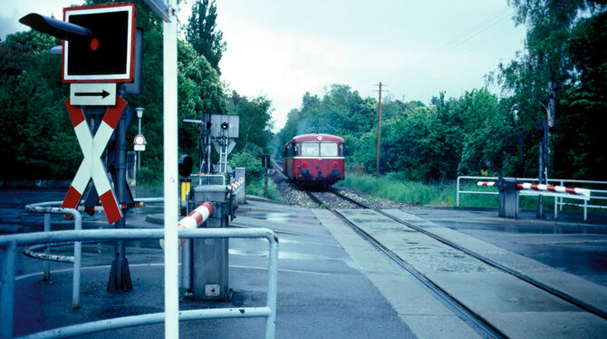Im Mai 1983 fuhr der letzte Zug vom Reutlinger Hauptbahnhof nach Honau: Das Bild zeigt die Kreuzung der Bahntrasse mit dem Panor