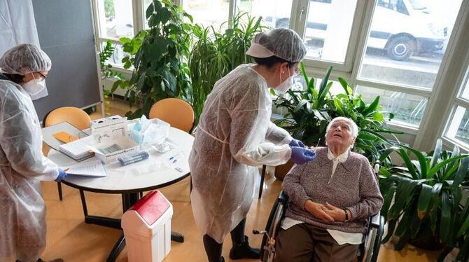 Eine Aflenpflegerin macht einen Corona-Schnelltest