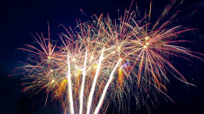 Michael Kaupp zeigt seine Feuerwerke unter anderem bei Hochzeiten und Dorffesten – als »i-Dipfele« der Veranstaltungen, wie er s