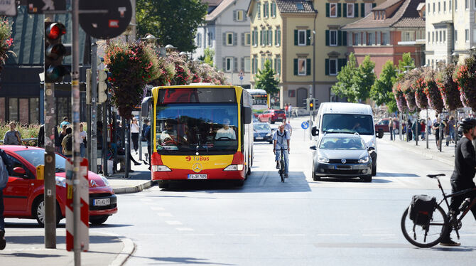 Der Mobilitätspass könnte Erwachsene ohne Auto 17 Euro monatlich kosten, mit Auto 57 Euro. FOTO: PIETH