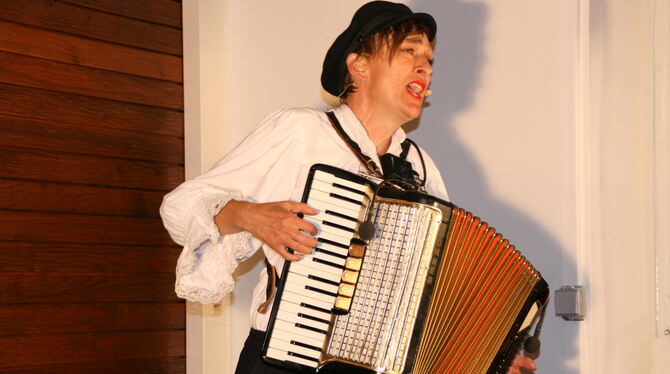 Künstlerin Ina Z auf der Bühne.  FOTO: PRIVAT