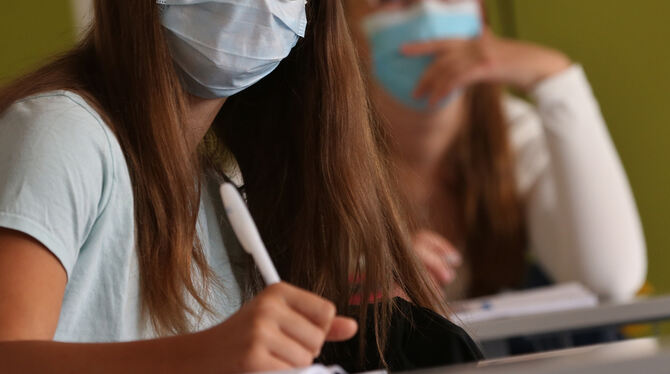 Ab der fünften Klasse herrscht in der Schule Maskenpflicht.  FOTO: HILDENBRAND/DPA