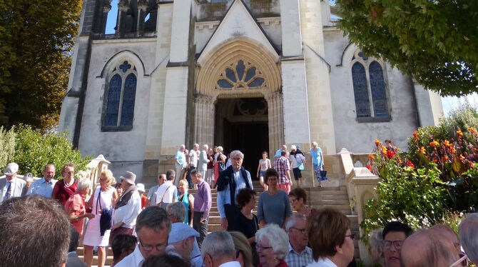 Zum 30-jährigen Bestehen der Partnerschaft konnten sich Münsinger mit ihren französischen Freunden vor der Kirche in Beaupréau t