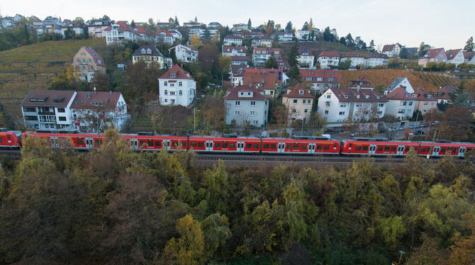 Ein Gäubahnzug auf der Fahrt durch die Stuttgarter Halbhöhe.  FOTO: DPA