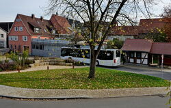Früher eine reine Asphaltfläche, jetzt ein schöner Dorfplatz in Jettenburg.  FOTO: NIETHAMMER