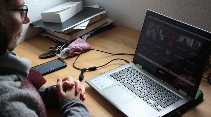 Lisa Merkens vom Ring politischer Jugend Tübingen moderierte die Online-Veranstaltung von zu Hause aus. FOTO: STURM Lisa Merkens vom Ring politischer Jugend Tübingen moderierte die Online-Veranstaltung von zu Hause aus. FOTO: STURM