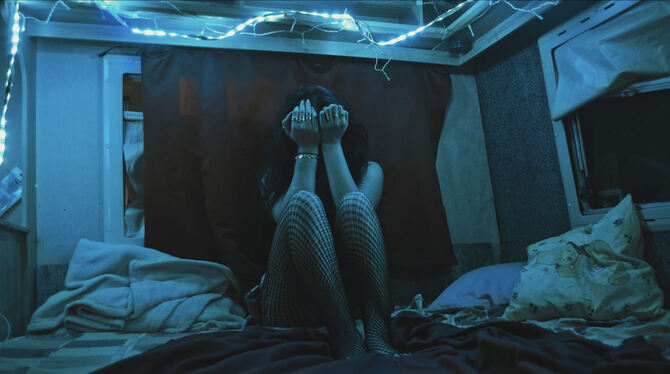 Eine Filmszene aus dem Dokumentarfilm »Lovemobil«: Die Prostituierte Milena sitzt in ihrem Wohnwagen, nachdem sie erfahren hat,