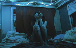Eine Filmszene aus dem Dokumentarfilm »Lovemobil«: Die Prostituierte Milena sitzt in ihrem Wohnwagen, nachdem sie erfahren hat, 