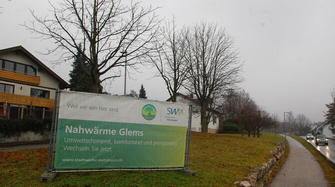 Ein Banner der Stadtwerke Metzingen wirbt 2016 am Glemser Ortseingang bei Hauseigentümern dafür, sich an ein städtisches Nahwärm