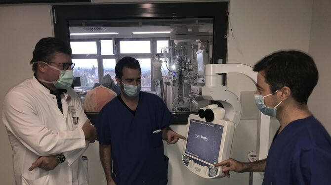 Die Charité kooperiert per Visitenroboter mit den Kreiskliniken Reutlingen. Von links: Professor Dr. Friedrich Pühringer, Chefar