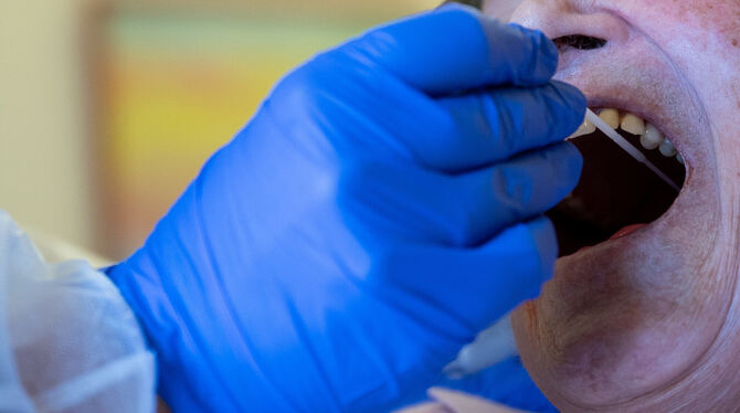 Jeder Kann Sich Ab Donnerstag In Tubingen Kostenlos Auf Corona Testen Lassen Kreis Tubingen Reutlinger General Anzeiger Gea De Jeder Kann Sich Ab Donnerstag In Tubingen Kostenlos Auf Corona Testen Lassen Kreis Tubingen Reutlinger General Anzeiger Gea De