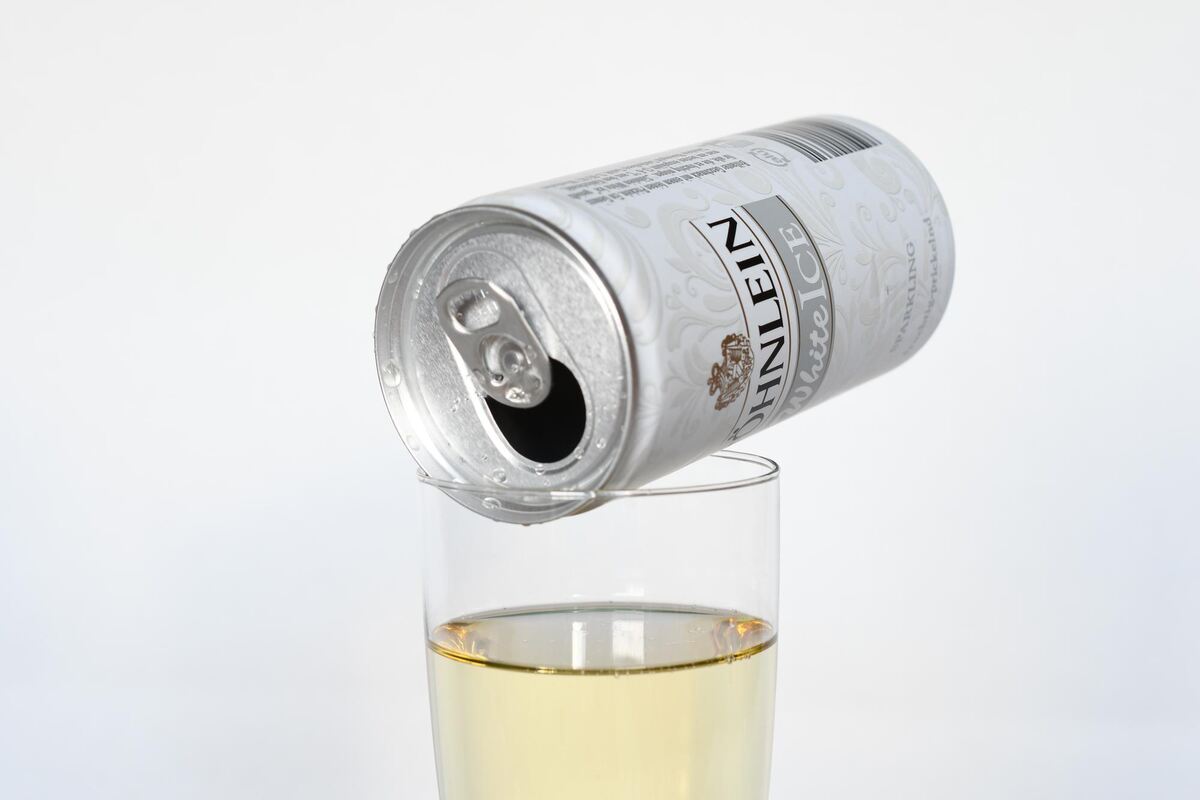 Das weinhaltige Getränk aus der Büchse prickelt und polarisiert. Das weinhaltige Getränk aus der Büchse prickelt und polarisiert.