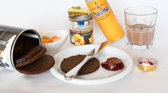 Ein ganz haltbares Frühstück: Büchsenbrot und Blech-Kakao.