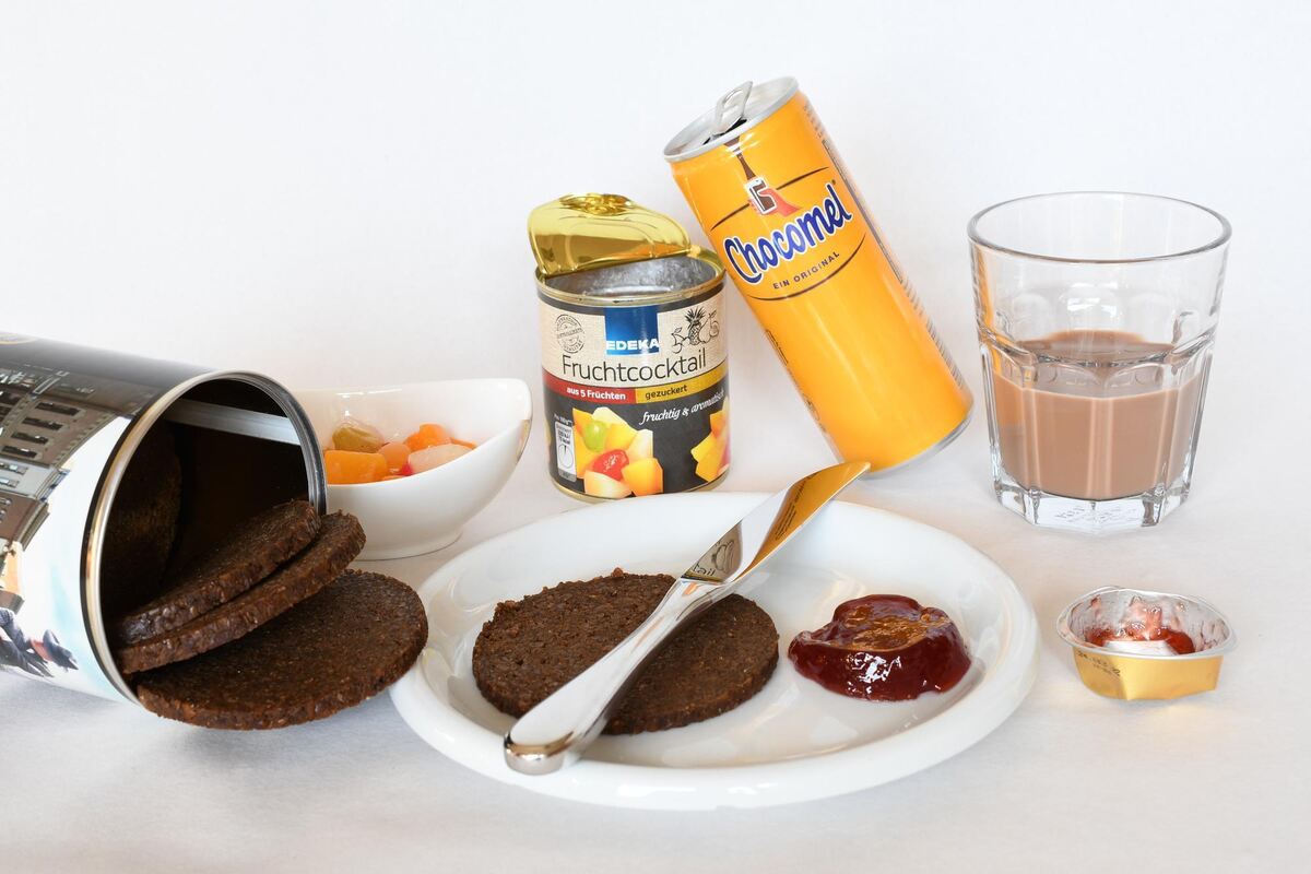 Ein ganz haltbares Frühstück: Büchsenbrot und Blech-Kakao.