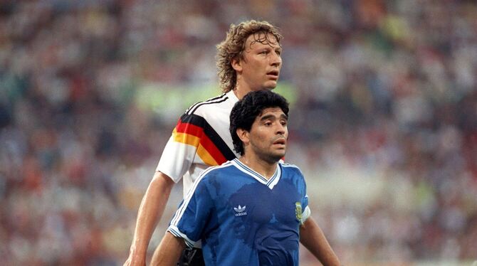 Guido Buchwald und Diego Maradona - ihr sportliches Duell bei der Weltmeisterschaft 1990 in Italien ist legendär. FOTO: KLEEFELD