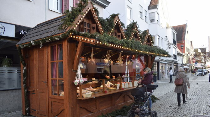 Metzingen bemüht sich, punktuell Weihnachtsstimmung in die Stadt zu zaubern: mit Mandelduft und Zuckerwatte, bunt und aufwendig