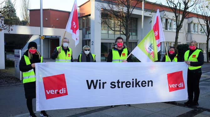 Pflegekräfte im Dußlinger Gemeindepflegehaus fordern eine gerechte Bezahlung. Pflegekräfte im Dußlinger Gemeindepflegehaus fordern eine gerechte Bezahlung.