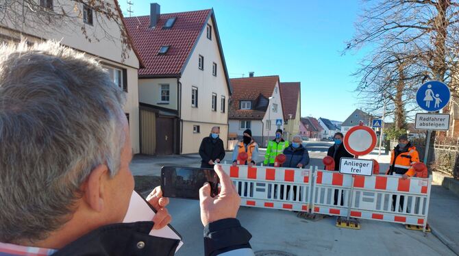 Ein Foto fürs Archiv: Ortsbaumeister Bernd Hummel lichtet die Freigabe der Ortsdurchfahrt Willmandingen ab.  FOTO: FISCHER