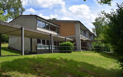  Die Pavillons des Dietrich-Bonhoeffer-Gymnasiums sind alt und marode und werden durch einen Neubau ersetzt. ARCHIVFOTO: FÜSSEL