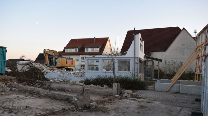 Die schon länger leer stehende Filiale der VR-Bank in Wankheim wird diese Woche abgerissen, um Platz für vier neue Gebäude zu ma
