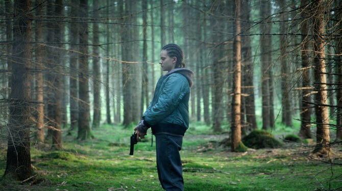 Sofia Modica (Emma Preisendanz) lernt mit einer Waffe umzugehen. FOTO: BR/WDR/X FILME CREATIVE POOL GMBH/HAGEN KELLER