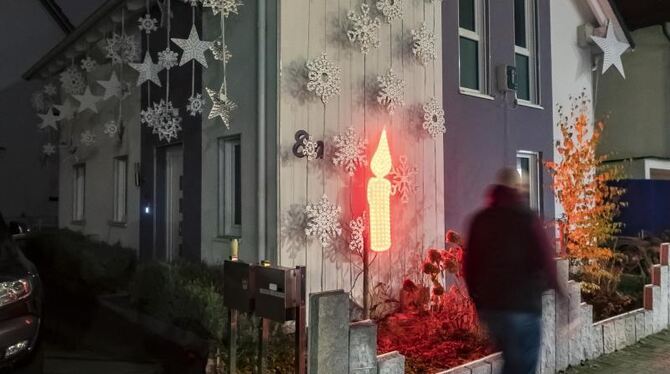 Am Haus von Thorsten Grüger leuchtet eine LED Kerze