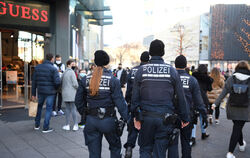 Polizisten patroullieren durch die Outletcity Metzingen am Black Friday.