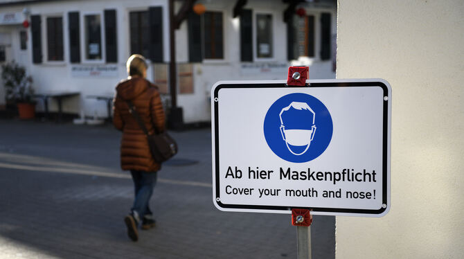 Ein Schild weist auf die Maskenpflicht in Metzingen hin.