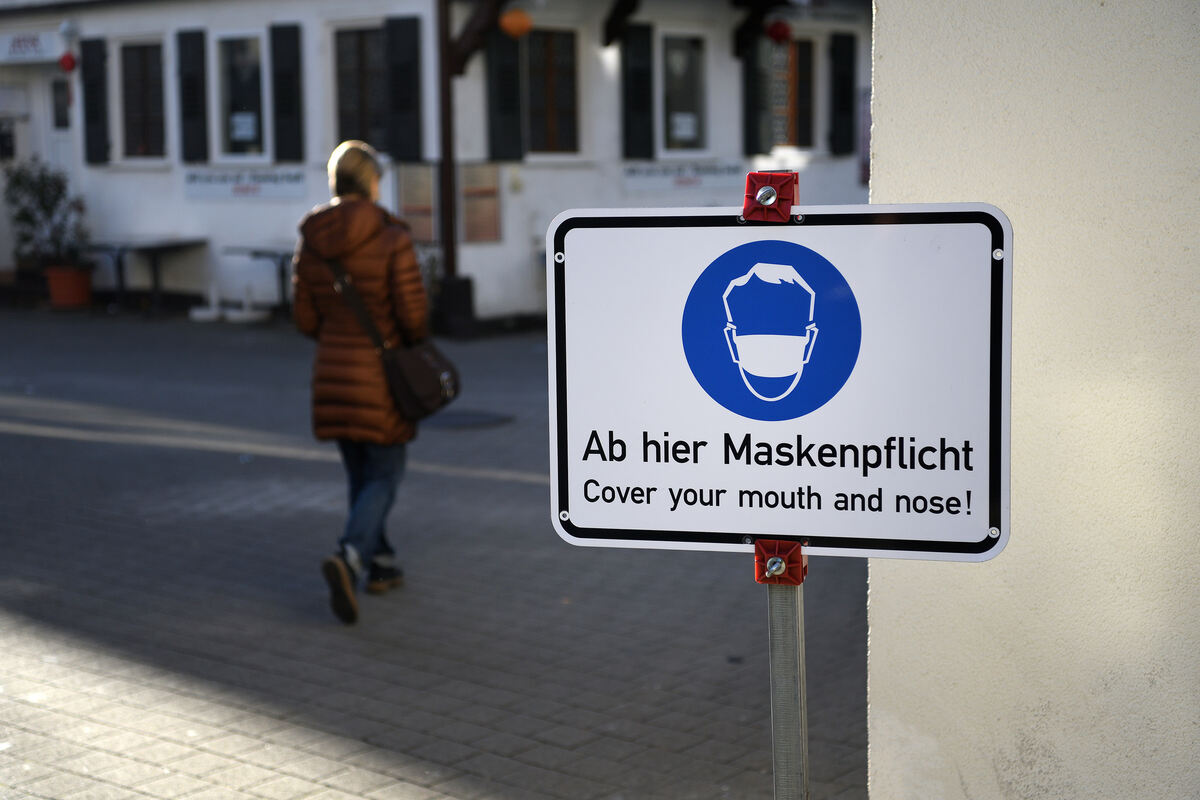 Ein Schild weist auf die Maskenpflicht in Metzingen hin.